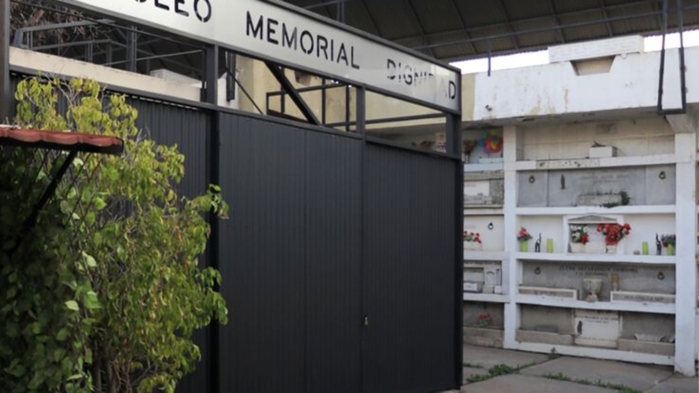 mausoleo-memorial-dignidad-372-sepulturas-para-personas-fallecidas-en-situacion-de-calle-grass-plus-batz-arquitectos_1 (1)